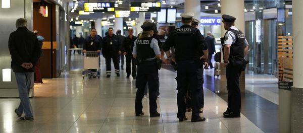 German police officers stand together in the terminal at Duesseldorf airport March 24, 2015. - Sputnik International