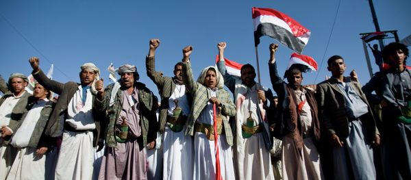 Houthi Shia Yemenis chant slogans during a rally to show support for their comrades in Sanaa, Yemen. - Sputnik International