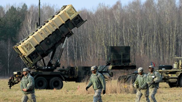 U.S soldiers walk next to a Patriot missile defence battery U.S soldiers walk next to a Patriot missile defence battery - Sputnik International