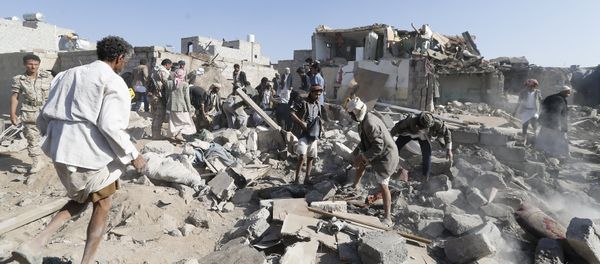 People search for survivors under the rubble of houses destroyed by an air strike near Sanaa Airport March 26, 2015. - Sputnik International