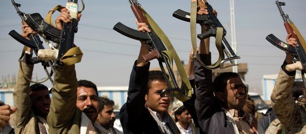 Houthi Shiite Yemeni raise their weapons - Sputnik International