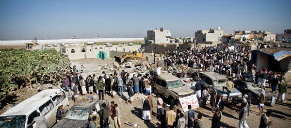 People search for survivors under the rubble of houses destroyed by Saudi airstrikes near Sanaa Airport, Yemen, Thursday, March 26, 2015. People search for survivors under the rubble of houses destroyed by Saudi airstrikes near Sanaa Airport, Yemen, Thursday, March 26, 2015. - Sputnik International