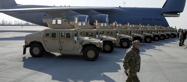 Ukrainian servicemen take part in a welcome ceremony for first plane from United State with non-lethal aid including ten Humvee vehicles to Ukraine at Borispol airport near Kiev, March 25, 2015. - Sputnik International