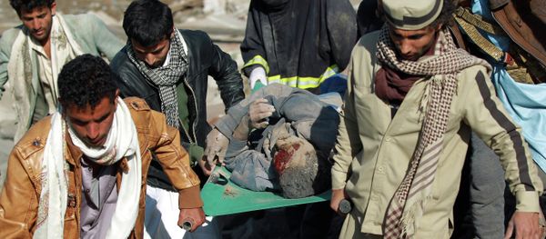Yemeni men carry the body of a victim after pulling it from under the rubble of a building destroyed by Saudi air strikes against Huthi rebels near Sanaa Airport on March 26, 2015. Yemeni men carry the body of a victim after pulling it from under the rubble of a building destroyed by Saudi air strikes against Huthi rebels near Sanaa Airport on March 26, 2015. - Sputnik International