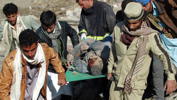 Yemeni men carry the body of a victim after pulling it from under the rubble of a building destroyed by Saudi air strikes against Huthi rebels near Sanaa Airport on March 26, 2015. Yemeni men carry the body of a victim after pulling it from under the rubble of a building destroyed by Saudi air strikes against Huthi rebels near Sanaa Airport on March 26, 2015. - Sputnik International
