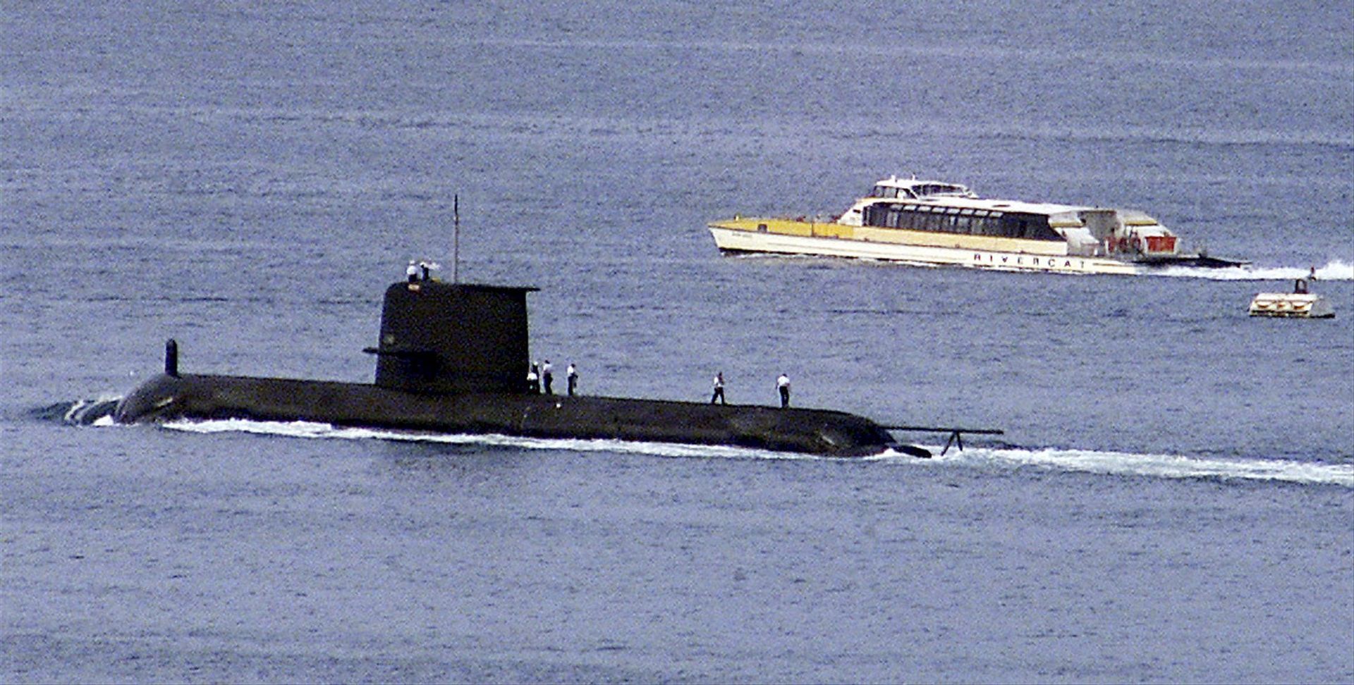 A Rivercat ferry passes by the Royal Australian Navy's newest Collins class submarine, HMAS Waller A Rivercat ferry passes by the Royal Australian Navy's newest Collins class submarine, HMAS Waller - Sputnik International, 1920, 18.09.2021