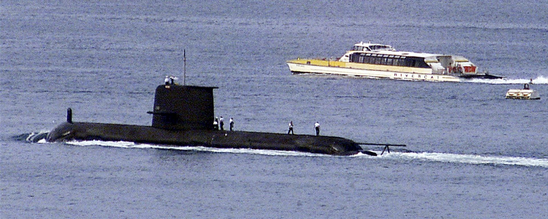 A Rivercat ferry passes by the Royal Australian Navy's newest Collins class submarine, HMAS Waller A Rivercat ferry passes by the Royal Australian Navy's newest Collins class submarine, HMAS Waller - Sputnik International, 1920, 16.09.2021