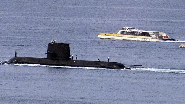 A Rivercat ferry passes by the Royal Australian Navy's newest Collins class submarine, HMAS Waller A Rivercat ferry passes by the Royal Australian Navy's newest Collins class submarine, HMAS Waller - Sputnik International