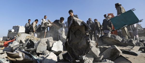 People search for survivors under the rubble of houses destroyed by an air strike near Sanaa Airport March 26, 2015. - Sputnik International
