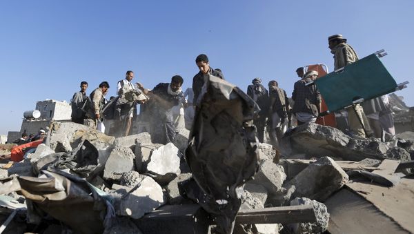 People search for survivors under the rubble of houses destroyed by an air strike near Sanaa Airport March 26, 2015. People search for survivors under the rubble of houses destroyed by an air strike near Sanaa Airport March 26, 2015. - Sputnik International