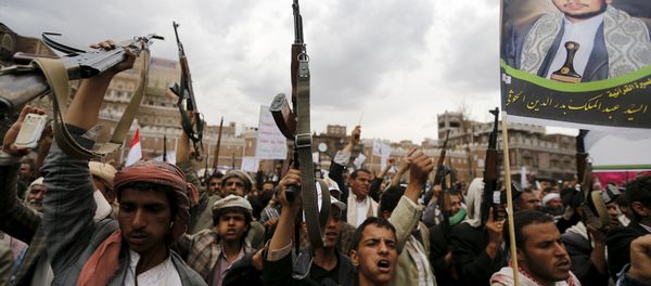 Shi'ite Muslim rebels holding up their weapons in a rally against Saudi-led airstrikes, Sana'a, Yemen - Sputnik International