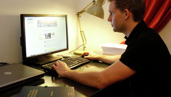 Austrian student Max Schrems sits at his computer, in Vienna, Austria. - Sputnik International