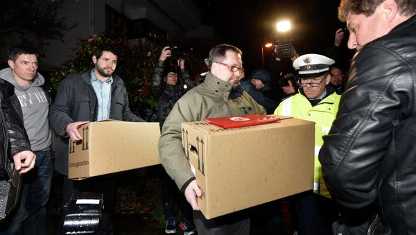 Investigators carry boxes from the apartment of Germanwings airliner jet co-pilot Andreas Lubitz, in Duesseldorf, Germany Investigators carry boxes from the apartment of Germanwings airliner jet co-pilot Andreas Lubitz, in Duesseldorf, Germany - Sputnik International