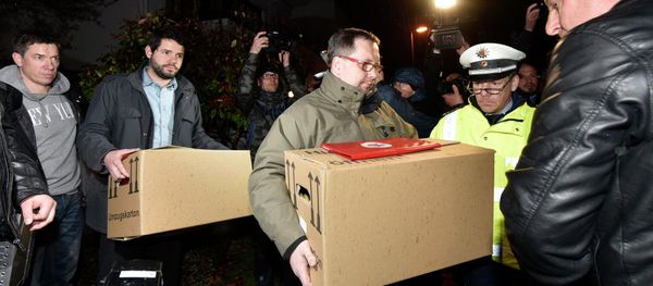 Investigators carry boxes from the apartment of Germanwings airliner jet co-pilot Andreas Lubitz, in Duesseldorf, Germany - Sputnik International