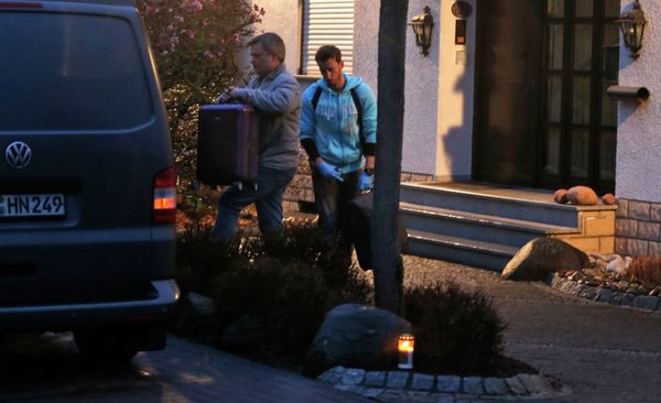 Investigators carry a suitcase out of the home of the family of Andreas Lubitz in Montabaur, Germany - Sputnik International