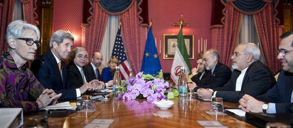 U.S. Secretary of State John Kerry waits with other officials for the start of a meeting at the Beau Rivage Palace Hotel in Lausanne - Sputnik International