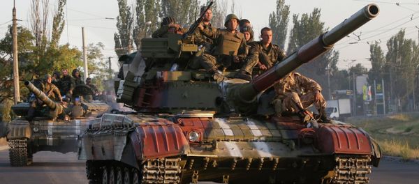 Soldiers from the Ukrainian army ride on tanks in the port city of Mariupol, southeastern Ukraine - Sputnik International