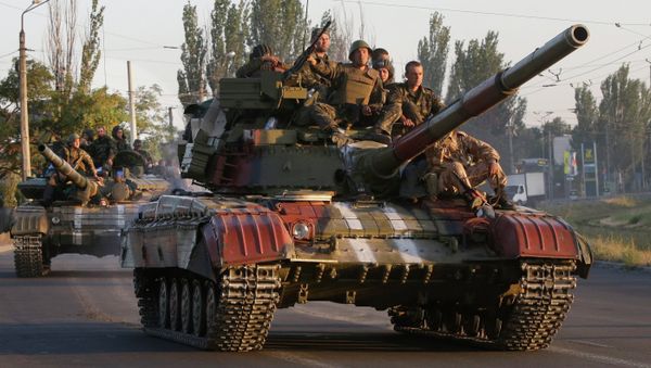 Soldiers from the Ukrainian army ride on tanks in the port city of Mariupol, southeastern Ukraine Soldiers from the Ukrainian army ride on tanks in the port city of Mariupol, southeastern Ukraine - Sputnik International