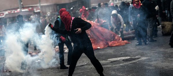 A man throws gas canister back to Turkish riot policemen, on March 11, 2015 A man throws gas canister back to Turkish riot policemen, on March 11, 2015 - Sputnik International