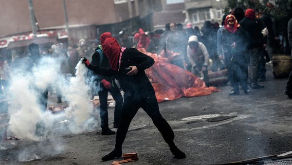 A man throws gas canister back to Turkish riot policemen, on March 11, 2015 - Sputnik International