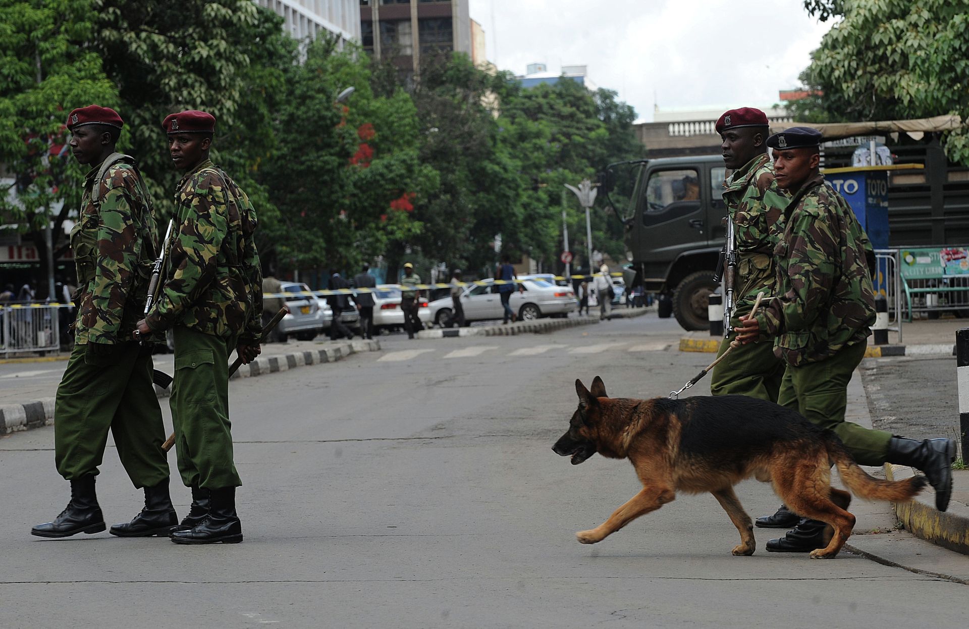 Kenyan police officers keep vigil outside the Supreme Court in Nairobi. File photo - Sputnik International, 1920, 22.08.2022