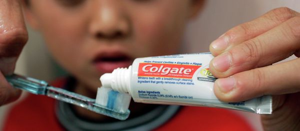 Yvonne Chu puts Colgate toothpaste on a tooth brush for her son, Skyler Fong, 6, in Palo Alto, Calif. Yvonne Chu puts Colgate toothpaste on a tooth brush for her son, Skyler Fong, 6, in Palo Alto, Calif. - Sputnik International