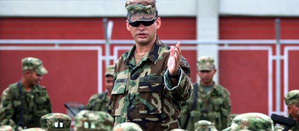 Colombian soldiers listen to an unidentified U.S. Special Forces trainer at a military base in Pueblo Tapao, northwestern Colombia, Friday, May 4, 2007 - Sputnik International