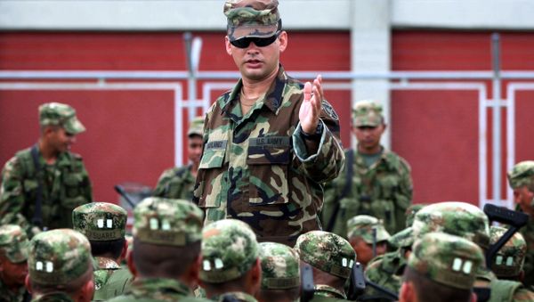 Colombian soldiers listen to an unidentified U.S. Special Forces trainer at a military base in Pueblo Tapao, northwestern Colombia, Friday, May 4, 2007 Colombian soldiers listen to an unidentified U.S. Special Forces trainer at a military base in Pueblo Tapao, northwestern Colombia, Friday, May 4, 2007 - Sputnik International