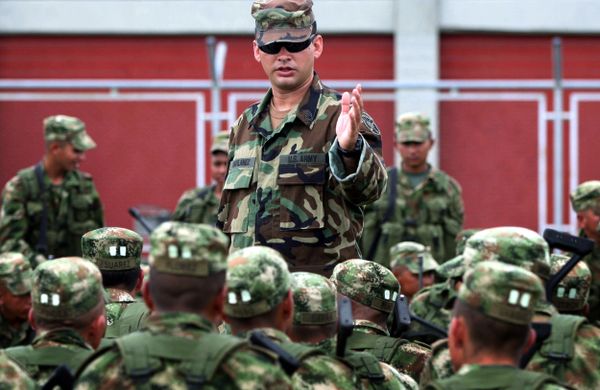 Colombian soldiers listen to an unidentified U.S. Special Forces trainer at a military base in Pueblo Tapao, northwestern Colombia, Friday, May 4, 2007 - Sputnik International