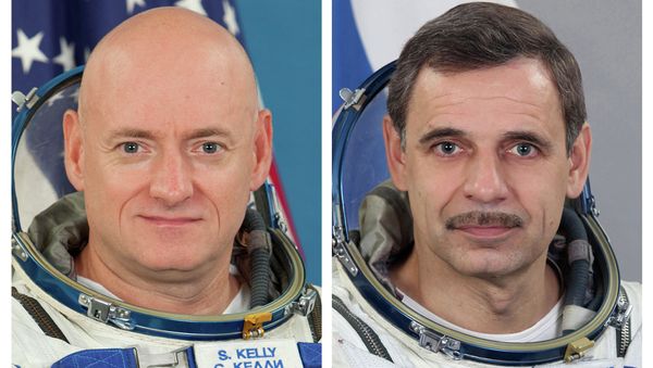 NASA astronaut Scott Kelly, left, and Russian cosmonaut Mikhail Kornienko NASA astronaut Scott Kelly, left, and Russian cosmonaut Mikhail Kornienko - Sputnik International