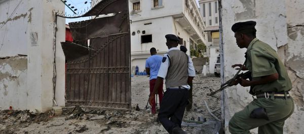 Somali police take position after Islamist group al Shabaab attacked Maka Al-Mukarama hotel in Mogadishu, March 27, 2015 - Sputnik International