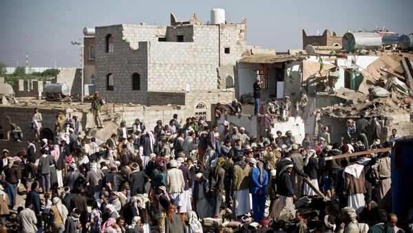People search for survivors under the rubble of houses destroyed by Saudi airstrikes near Sanaa Airport, Yemen, Thursday, March 26, 2015 - Sputnik International