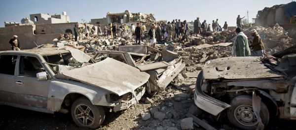 People search for survivors under the rubble of houses destroyed by Saudi airstrikes near Sanaa Airport, Yemen, Thursday, March 26, 2015 People search for survivors under the rubble of houses destroyed by Saudi airstrikes near Sanaa Airport, Yemen, Thursday, March 26, 2015 - Sputnik International