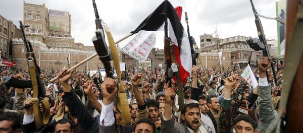 Shi'ite Muslim rebels hold up their weapons during a rally against air strikes in Sanaa March 26, 2015 Shi'ite Muslim rebels hold up their weapons during a rally against air strikes in Sanaa March 26, 2015 - Sputnik International