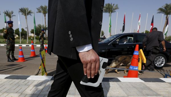 A plainclothes officer from Egypt's Republican Guard conducts a detection of explosive device search for explosives around a car ahead of the Arab Summit in Sharm el-Sheikh, in the South Sinai governorate, south of Cairo, March 28, 2015. A plainclothes officer from Egypt's Republican Guard conducts a detection of explosive device search for explosives around a car ahead of the Arab Summit in Sharm el-Sheikh, in the South Sinai governorate, south of Cairo, March 28, 2015. - Sputnik International