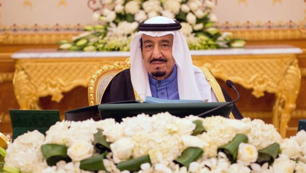A handout picture released by the Saudi Press Agency (SPA) on February 2, 2015 shows Saudi new King Salman bin Abdulaziz chairing the cabinet meeting in the capital, Riyadh - Sputnik International