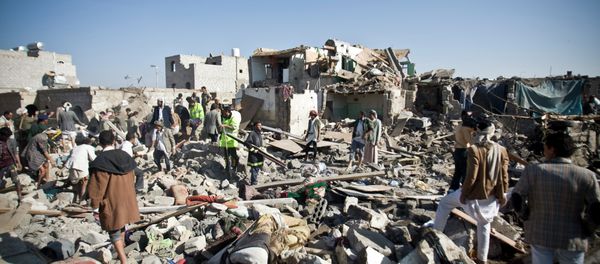 People search for survivors under the rubble of houses destroyed by Saudi airstrikes near Sanaa Airport, Yemen People search for survivors under the rubble of houses destroyed by Saudi airstrikes near Sanaa Airport, Yemen - Sputnik International