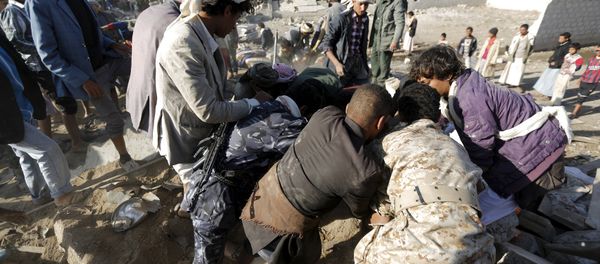 Rescuers search for survivors under the rubble of houses destroyed by an air strike near Sanaa Airport March 26, 2015 Rescuers search for survivors under the rubble of houses destroyed by an air strike near Sanaa Airport March 26, 2015 - Sputnik International