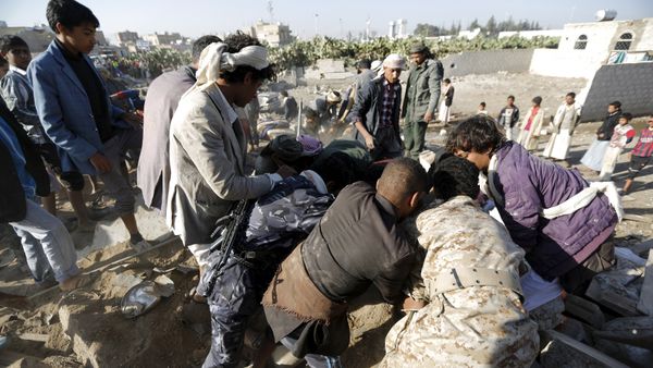Rescuers search for survivors under the rubble of houses destroyed by an air strike near Sanaa Airport March 26, 2015 Rescuers search for survivors under the rubble of houses destroyed by an air strike near Sanaa Airport March 26, 2015 - Sputnik International