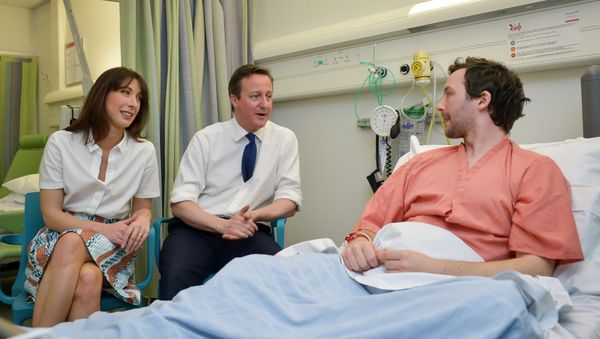 British Prime Minister and Conservative party leader David Cameron (C) and his wife Samantha speak with a patient at his bedside on a visit to Salford Royal Hospital in Manchester on March 28, 2015 British Prime Minister and Conservative party leader David Cameron (C) and his wife Samantha speak with a patient at his bedside on a visit to Salford Royal Hospital in Manchester on March 28, 2015 - Sputnik International