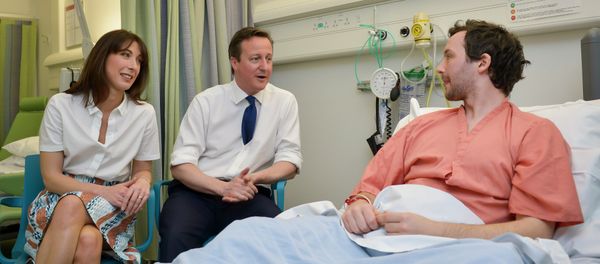 British Prime Minister and Conservative party leader David Cameron (C) and his wife Samantha speak with a patient at his bedside on a visit to Salford Royal Hospital in Manchester on March 28, 2015 - Sputnik International