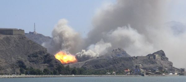 An arms depot explodes at the Jabal Hadeed military compound in Yemen's southern port city of Aden March 28, 2015 An arms depot explodes at the Jabal Hadeed military compound in Yemen's southern port city of Aden March 28, 2015 - Sputnik International