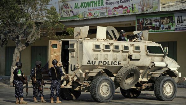 Security forces personnel stand guard on March 28, 2015 after a bomb attack on March 27 on the Makal Almukarama hotel in Mogadishu by Somalia's Al-Qaeda-affiliated Shebab militants - Sputnik International