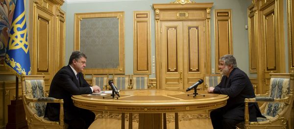 Ukrainian President Petro Poroshenko (L) listens to oligarch Ihor Kolomoisky during their meeting in Kiev Ukrainian President Petro Poroshenko (L) listens to oligarch Ihor Kolomoisky during their meeting in Kiev - Sputnik International