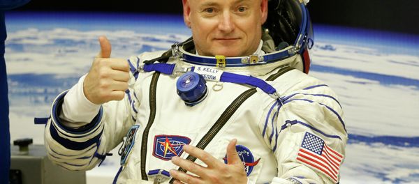 U.S. astronaut Scott Kelly, crew member of the mission to the International Space Station, ISS, gestures prior the launch of a Soyuz-FG rocket at the Russian leased Baikonur cosmodrome, Kazakhstan, Friday, March 27, 2015 - Sputnik International