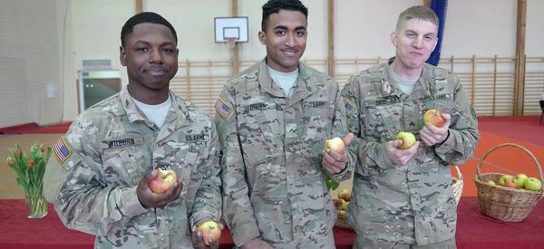 US soldiers eatting polish apples - Sputnik International
