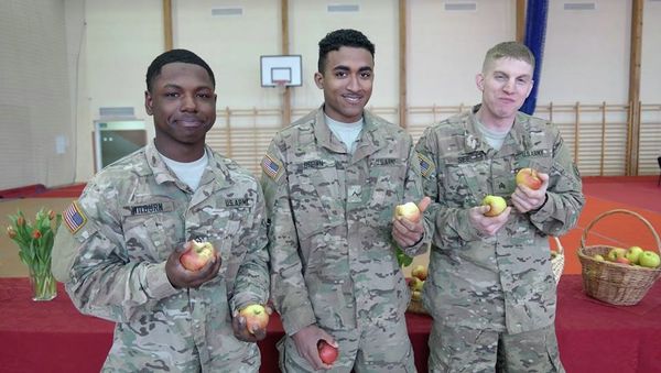 US soldiers eatting polish apples US soldiers eatting polish apples - Sputnik International