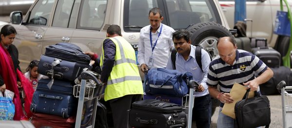 People arrive with their luggages as they prepare to leave Yemen via Sanaa Airport March 28, 2015 People arrive with their luggages as they prepare to leave Yemen via Sanaa Airport March 28, 2015 - Sputnik International
