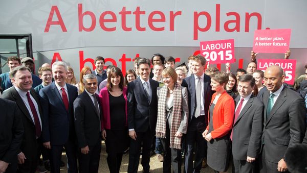 Britain's opposition Labour Party Ed Miliband (C) poses with members of his shadow cabinet to launch his party's 2015 General Election campaign in east London, March 27, 2015 Britain's opposition Labour Party Ed Miliband (C) poses with members of his shadow cabinet to launch his party's 2015 General Election campaign in east London, March 27, 2015 - Sputnik International