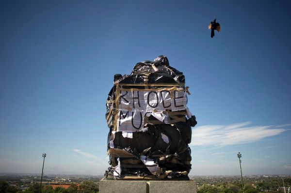 A statue of British coloniser Cecil John Rhodes is covered in plastic bags as part of a protest by students and staff of the University of Cape Town (UCT) - Sputnik International